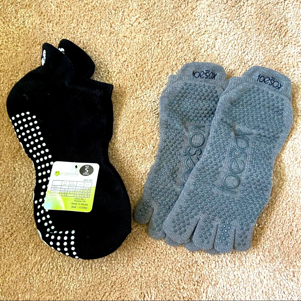 Two Pairs Yoga Grip Socks in Black and Grey